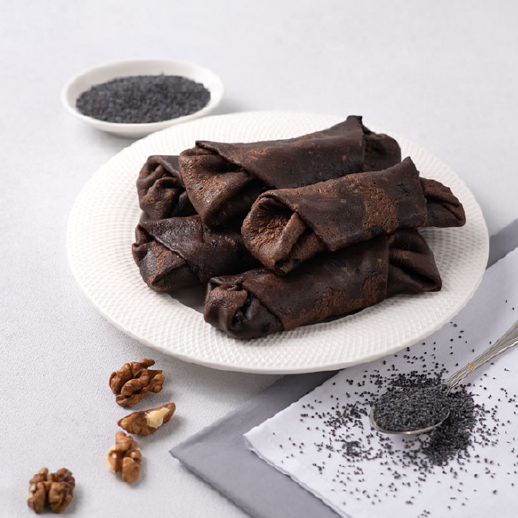 Шоколадні млинці з маком та горіхами
